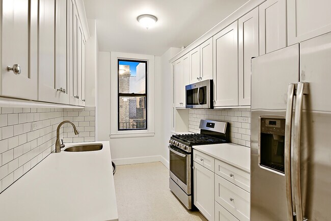 Building Photo - 706 Riverside Dr