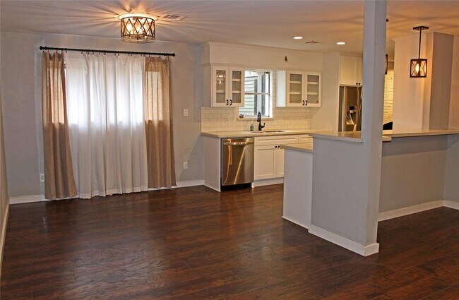 Building Photo - 208 Dawn Ave