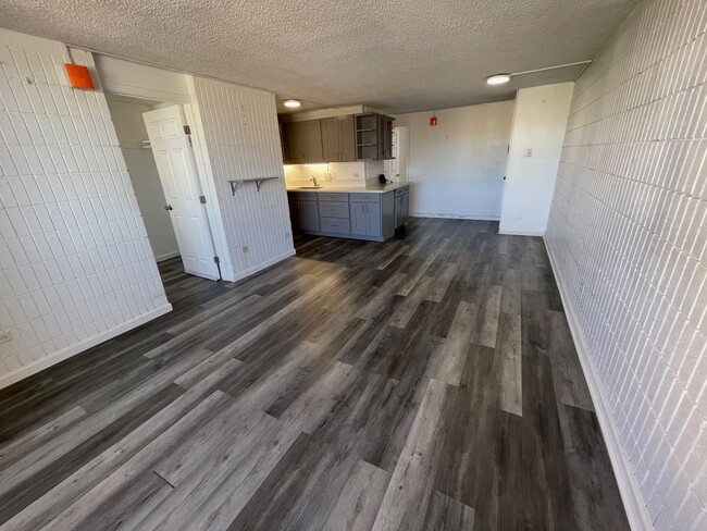 Building Photo - Upgraded 3 bedroom 2 Bath w/ 1 parking! La...