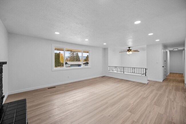 Building Photo - Move-In Special - Beautiful South Valley Home! Available Now!