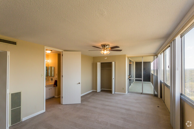 Living Area - The Lakewood House Apartments