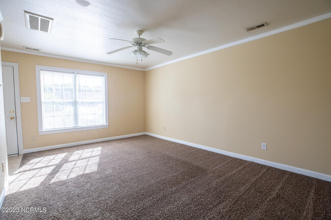 Building Photo - 305 Ashwood Dr