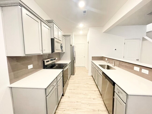Building Photo - 3 br 2.5 ba  Paired Home minutes from I-77...
