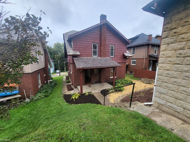 Building Photo - 3 br, 1.5 bath House - 227 North Monroe St...