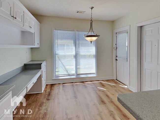 Foto del edificio - 4601 Lake Village Dr