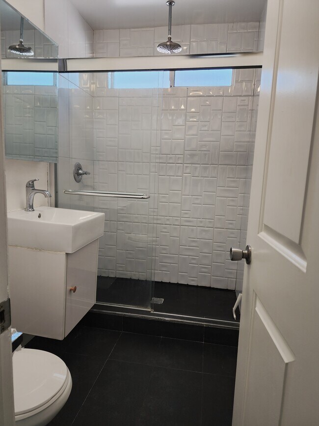 Baño - 2119 N Beachwood Dr