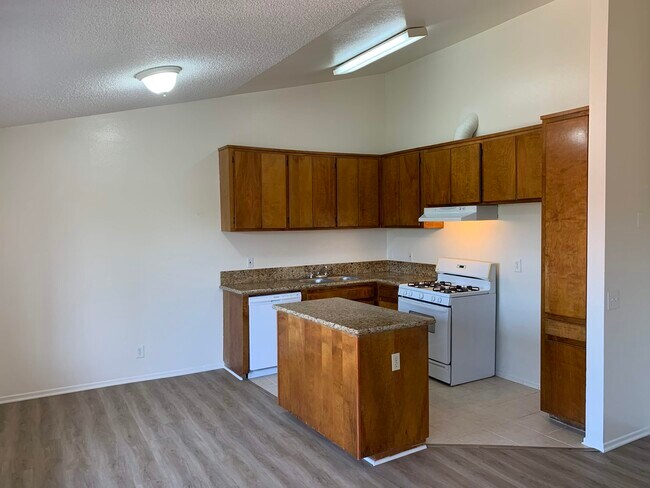 Building Photo - 2165 Cedar Ave
