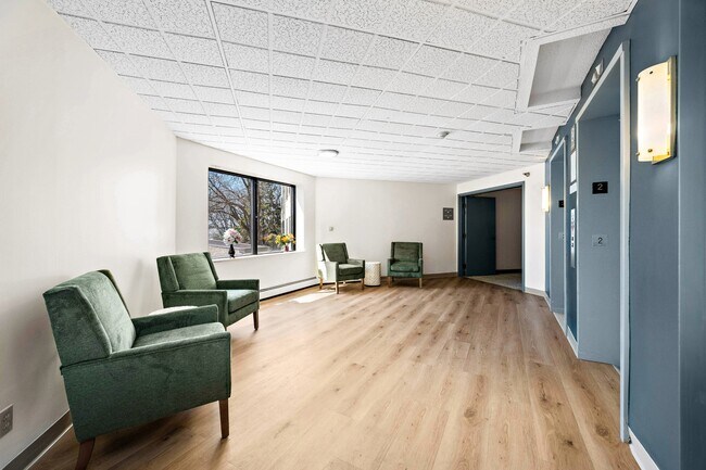 Bienvenidos a Chardon Court Apartments, donde el diseño moderno se une a la comodidad. Disfruten de amplias salas de estar, abundante luz natural y elegantes acabados en un entorno tranquilo. ¡Programen su visita hoy mismo y encuentren su hogar ideal! - Chardon Court Apartments 55+
