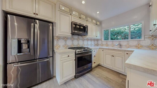 Building Photo - 1 br, 1.5 bath Condo - 9001 Lloyd Pl
