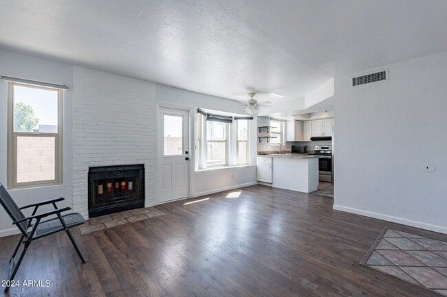 Foto del edificio - 820 W University Dr