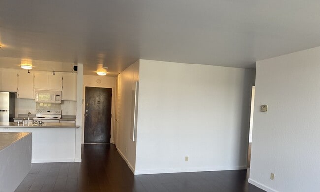 Building Photo - 2101 Shore Line Dr