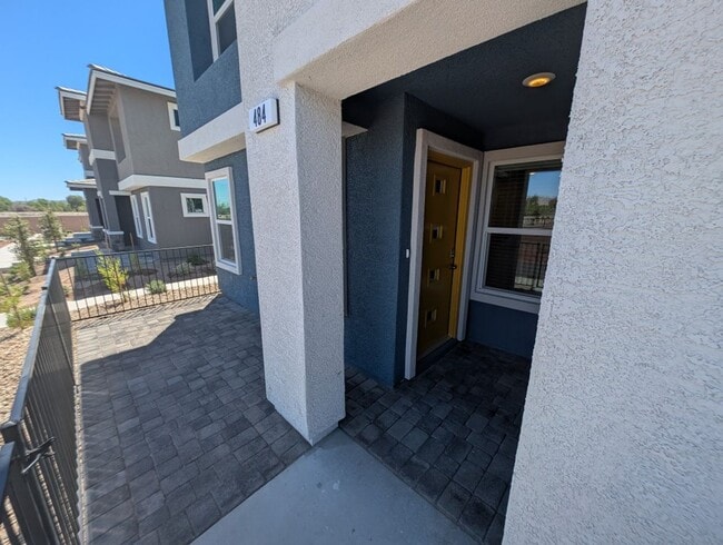 Building Photo - 484 Golden Myna Ave
