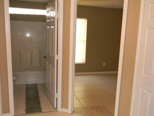 Foto del edificio - 3 Bed / 2 Bath Home In Orlando - Lockhart