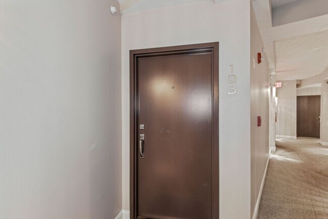 Foto del edificio - 329 Rhode Island Ave NE