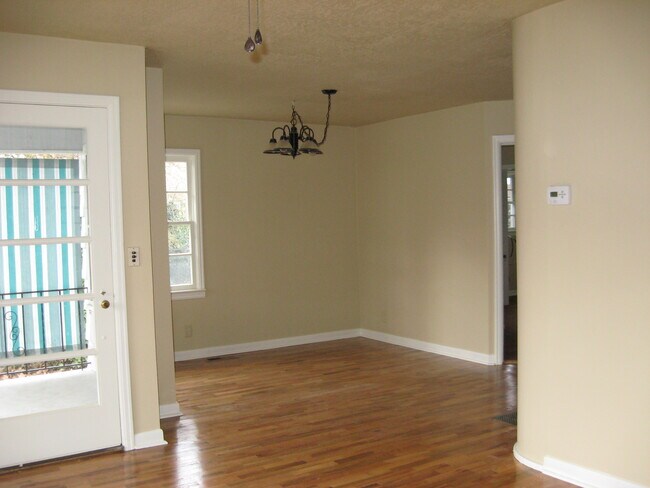 Foto del edificio - 1429 E Main St