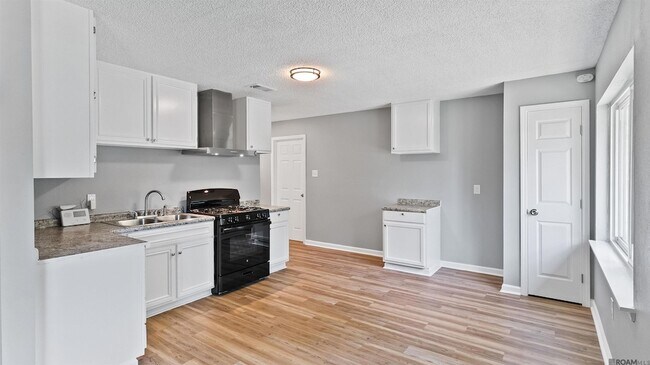 Building Photo - 826 Sherron Ave