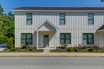 Building Photo - 2035 Rosewood Dr