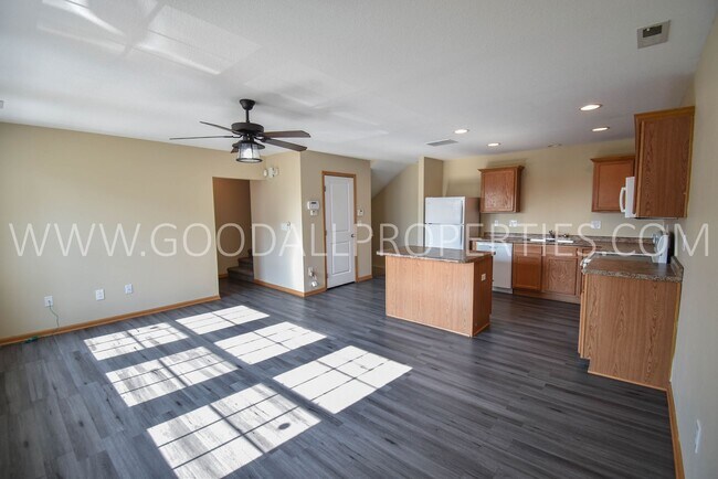 Foto del edificio - 2 Bedroom 2 Bath Updated Townhome in Ankeny