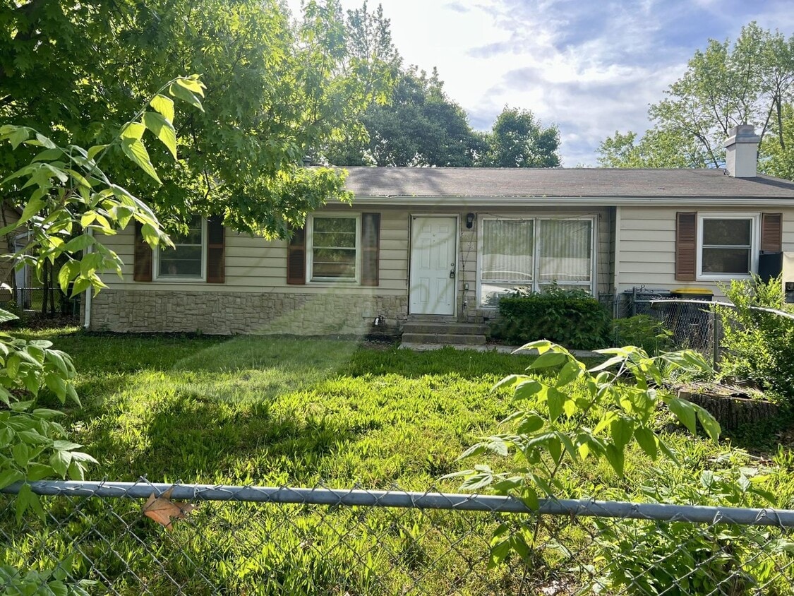 Primary Photo - RANCH STYLE HOME!!!