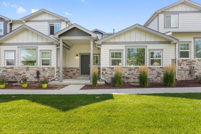 Building Photo - 290 E Chestnut St