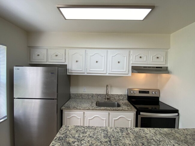 Building Photo - One Bedroom, One Bath Apartment - Priced t...