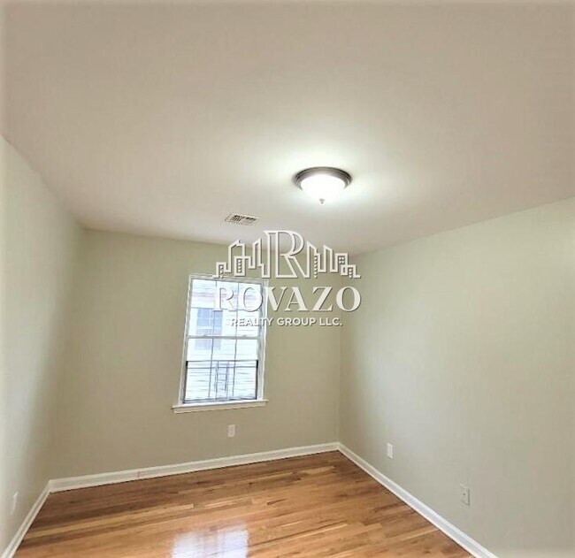 Foto del edificio - 82 Hawthorne Ave