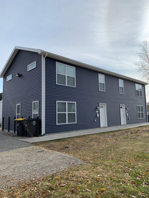 Primary Photo - 3 Bed 2 Story 1.5 Bathroom Duplex Available