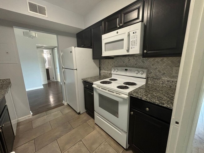 Building Photo - 1 bedroom/1 bath condo with ALL utilities ...