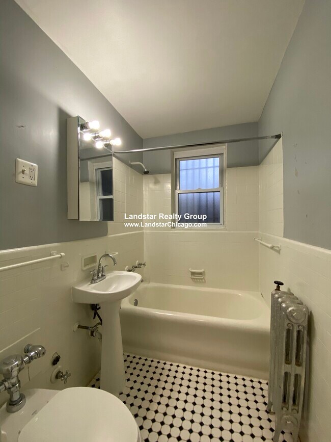 Building Photo - 6930 N Greenview Ave