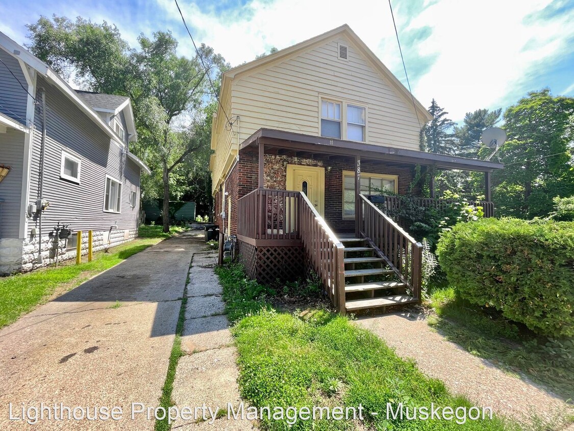 Primary Photo - 5 br, 2 bath House - 387 West Grand