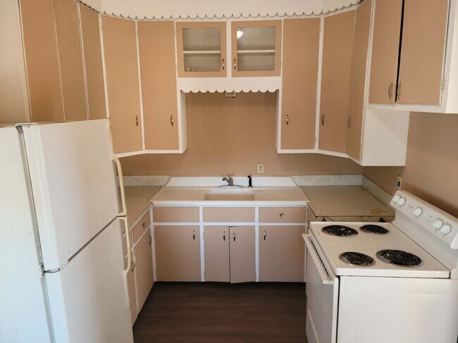 Kitchen - 204 41st Ave E