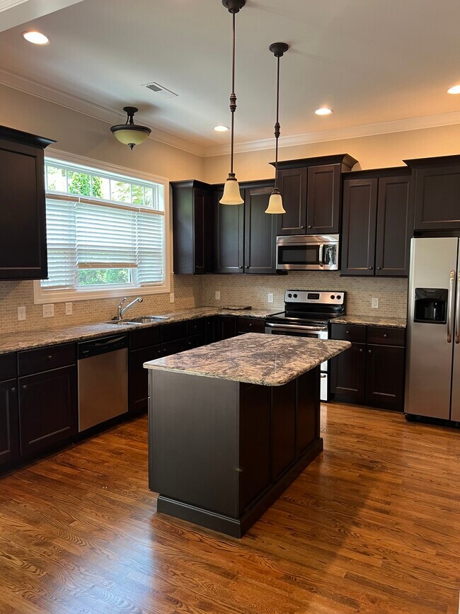 Foto del edificio - 511 Bowerwood Cir
