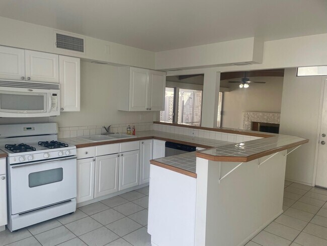 Foto del edificio - 2630 N Biskra Rd