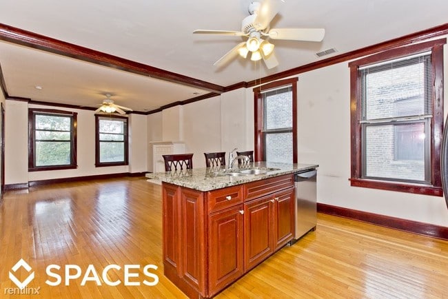 Building Photo - 2236 N Kenmore Ave