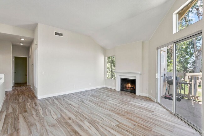 Foto del edificio - Beautiful End Unit Condo with Overlook of ...