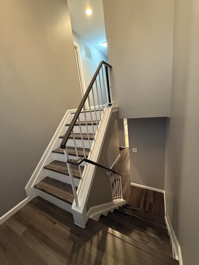 Escaleras - 7711 Heatherside Ln