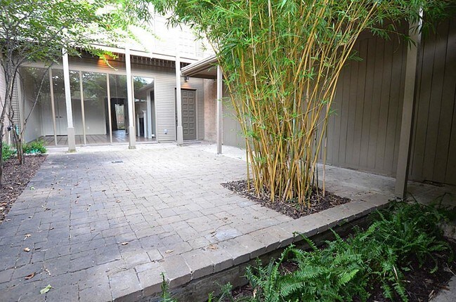 Building Photo - 1317 Castle Ct