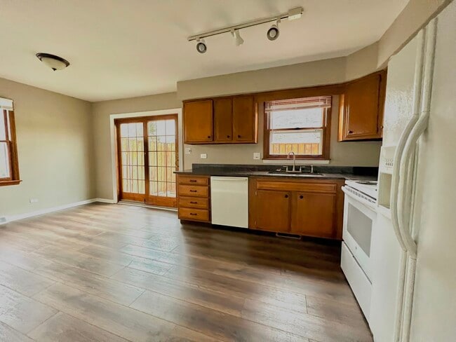 Building Photo - 430 Cavalier Ct