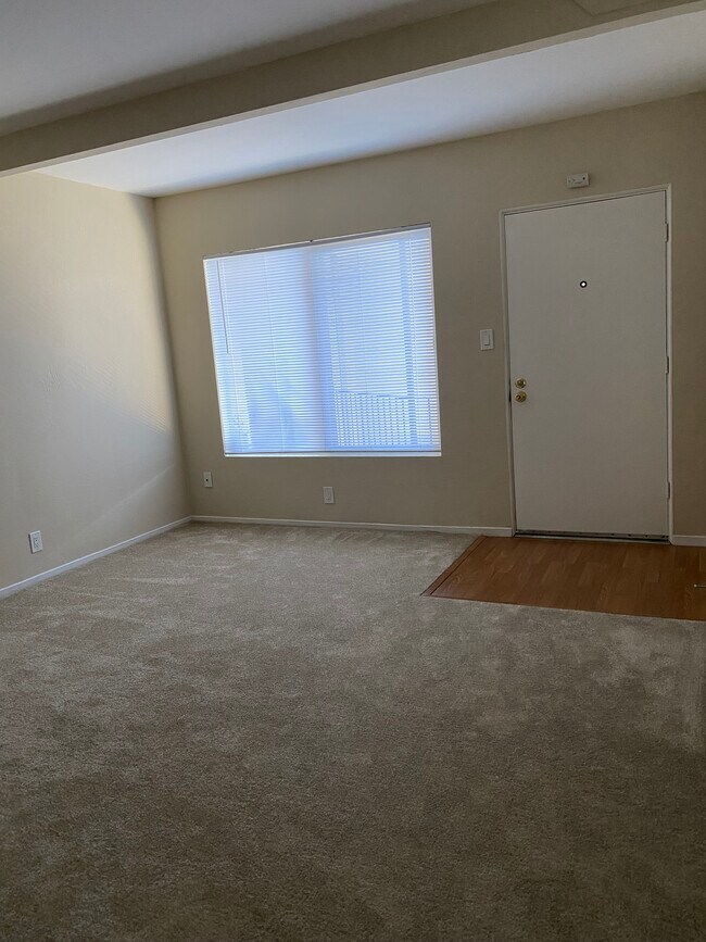 Living room / Entry - 2045 Central Ave