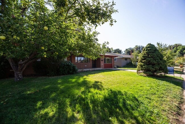Building Photo - Charming 4 Bedroom, 1.75 Bath Brick Ranch Near Old Town!