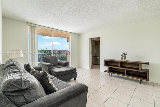 Building Photo - 9310 Fontainebleau Blvd