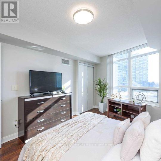 Photo du bâtiment - 330-330 Burnhamthorpe Rd W