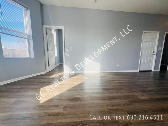 Building Photo - *** 3RD FLOOR UNIT / PET FRIENDLY / APPL I...