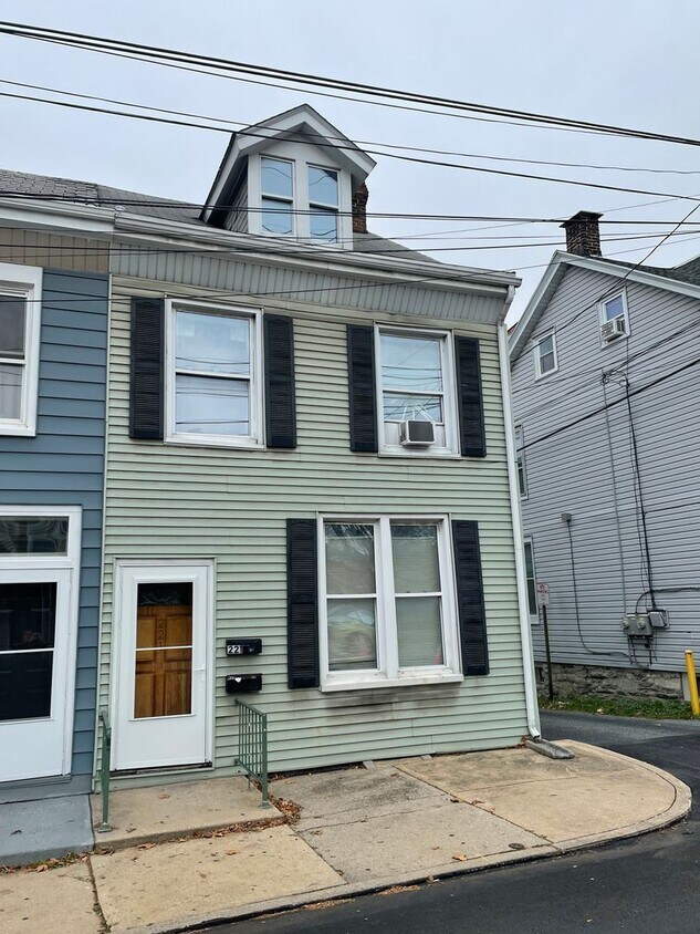 221 S 10th St Unit 1, Lebanon, PA 17042 Room for Rent in Lebanon, PA