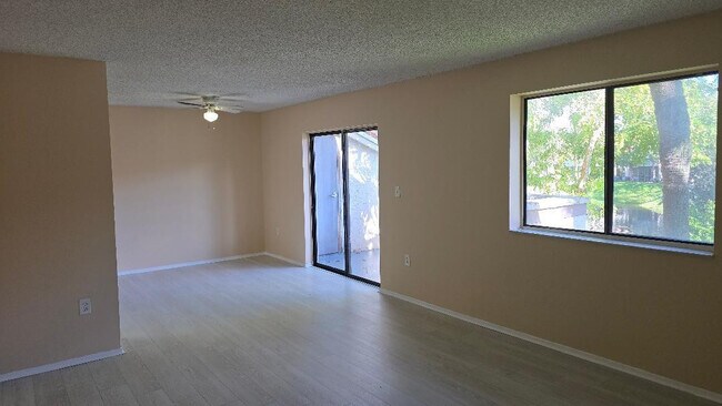 Foto del edificio - 3242 Coral Lake Ln