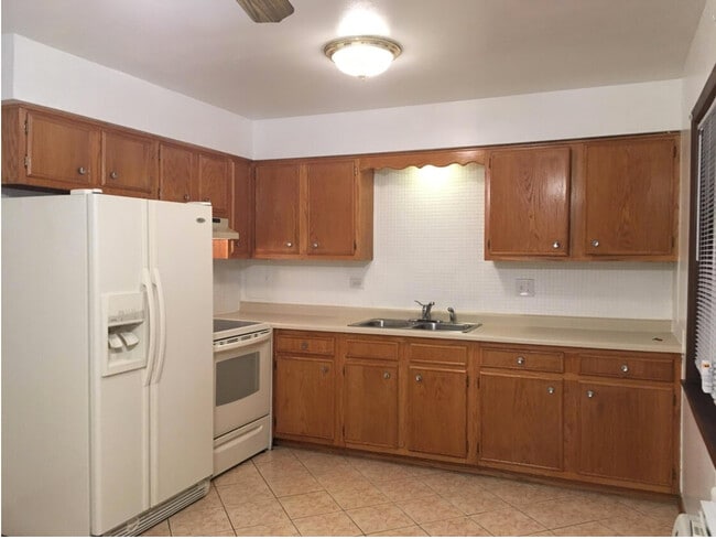 Building Photo - 300 Lincoln Ct