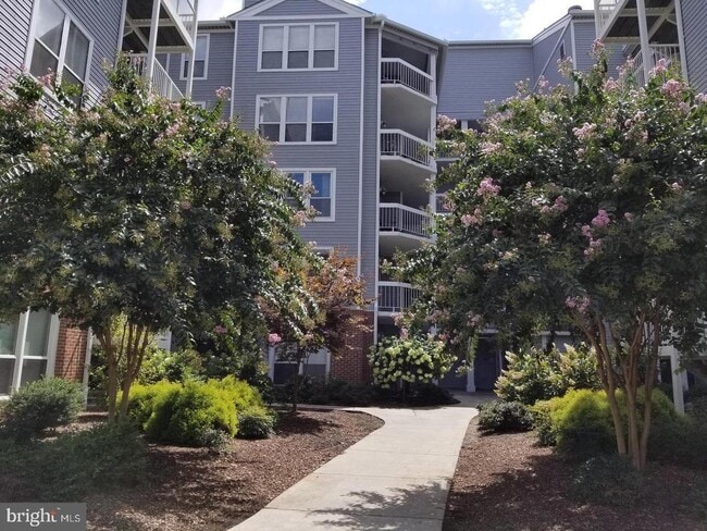 Building Photo - 3178 Summit Square Dr