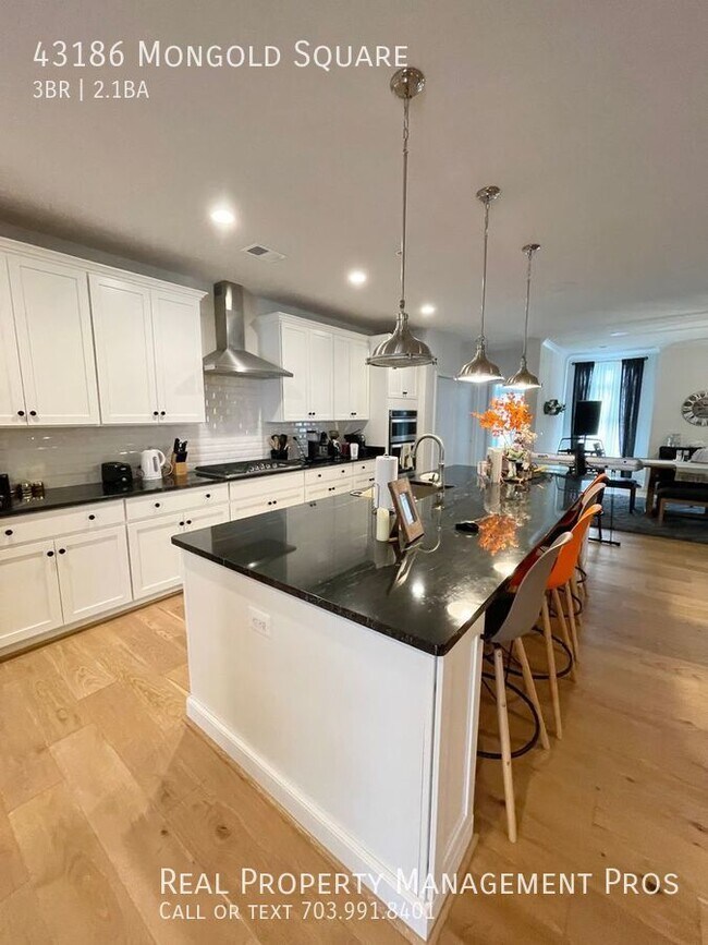 Building Photo - Beautifully Maintained 3 Year Old Condo Fo...