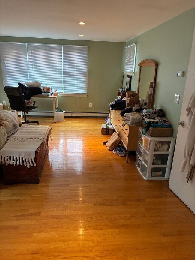 Foto del edificio - Huge 4 bed single family house in Newton for rent!!