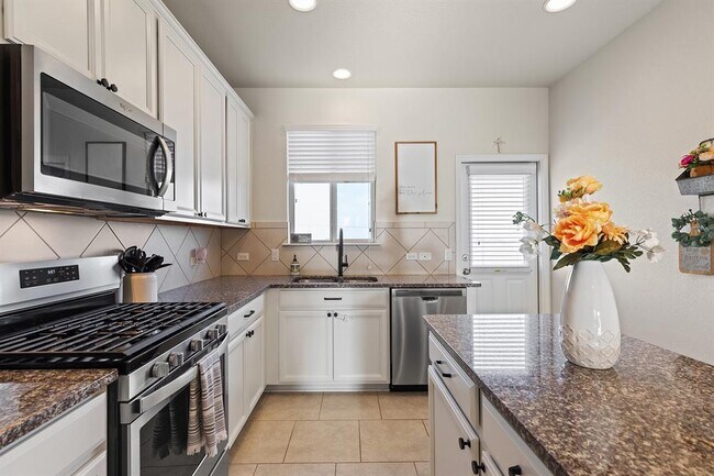 Building Photo - 125 Carlina Lp